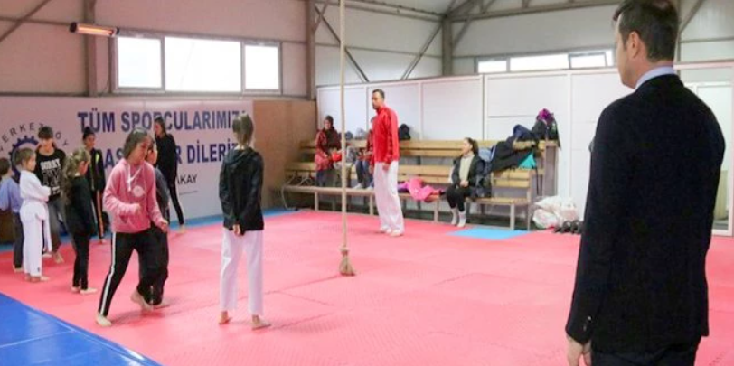 BAŞKANIMIZ AKAY KIŞ SPOR KURSLARINI ZİYARET ETTİ